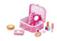 Różowa walizeczka z drewnianymi kosmetykami Sevi